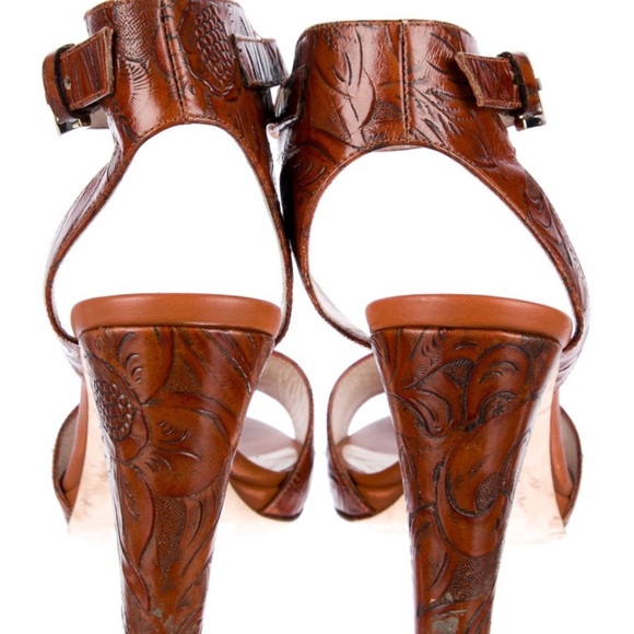 Escada Leather Sandals
Brown
Wrap-Around Straps & Buckle Closure at Ankles - Picture 4 of 5